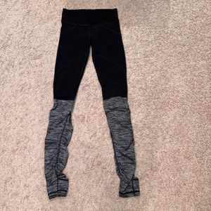 Low waisted leggings that extend over the feet
